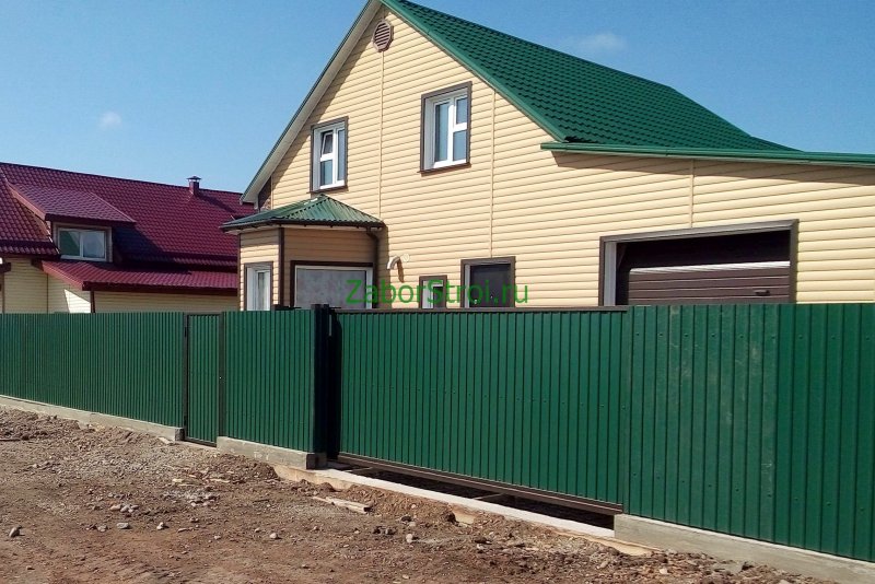 Заборы в частном доме из профнастила