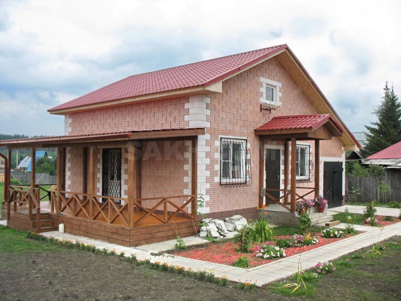 Кирпичный домик на даче