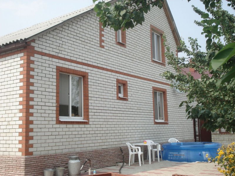Кирпичный дом из белого кирпича