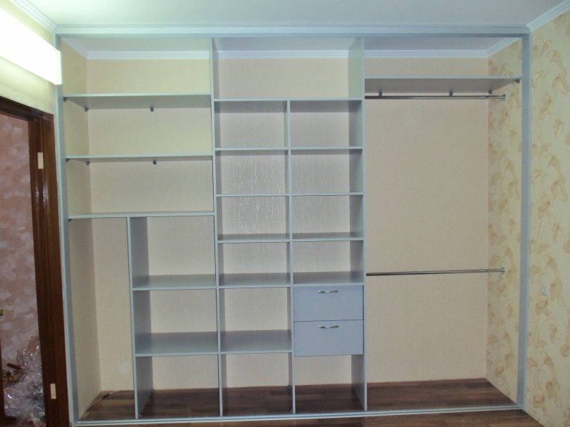 Встроенный шкаф купе полки