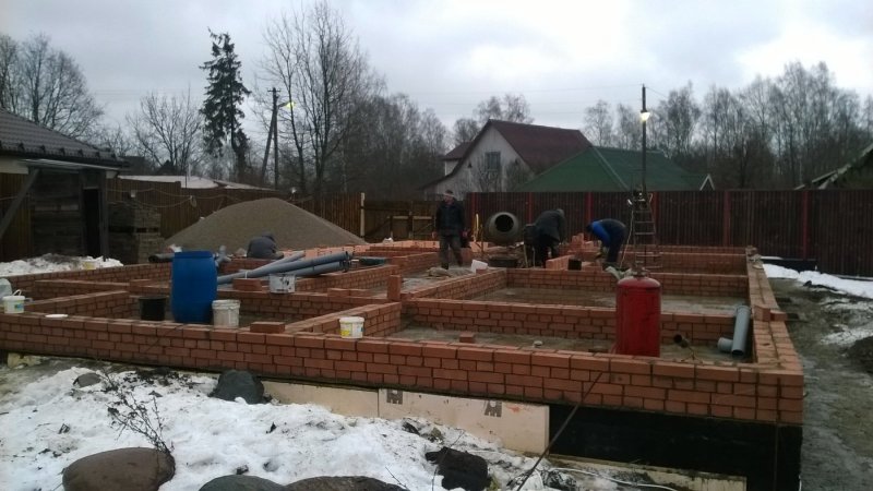 Кладка цоколя из кирпича для гаража