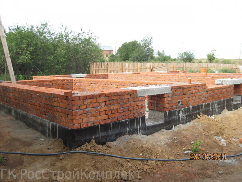 Фундамент под дом из кирпича