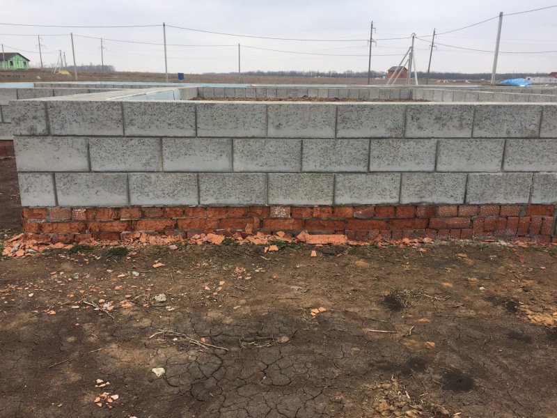 Цоколь из бетонного кирпича