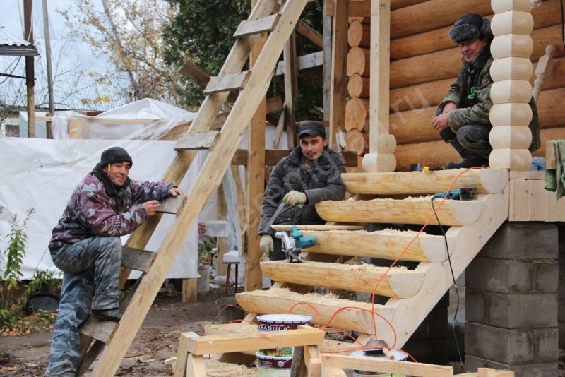Входная лестница из бревна
