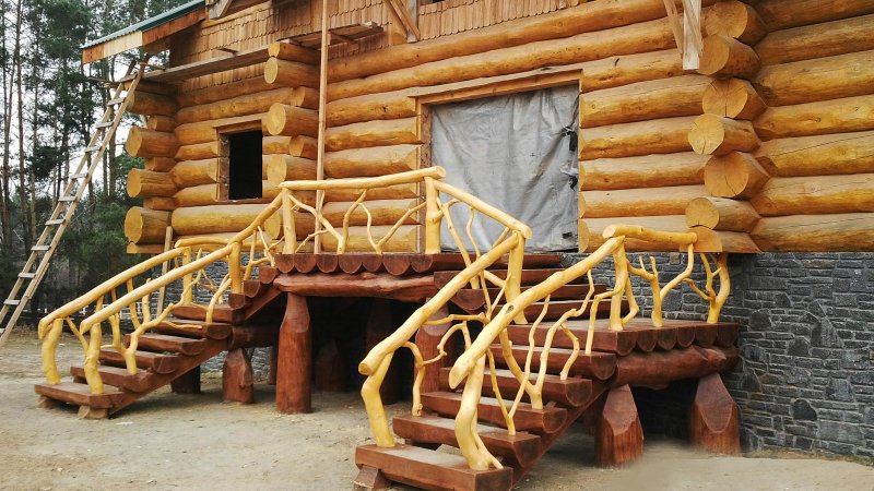 Рубленные ступени из бревна