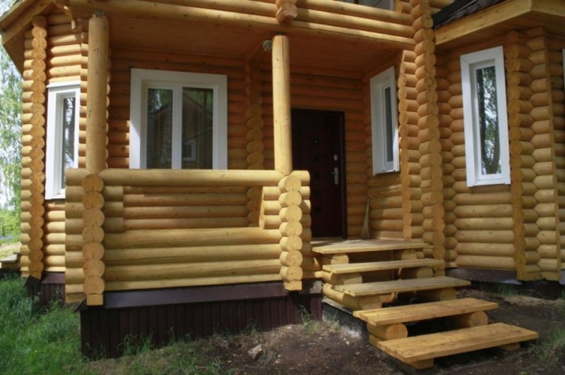 Бревенчатое крыльцо