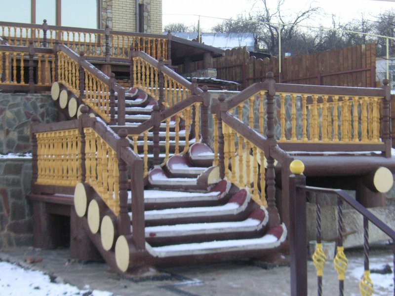Уличная лестница из полубревна