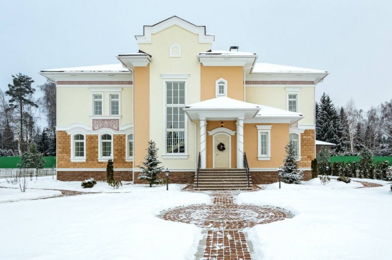 Дом в светлых тонах снаружи