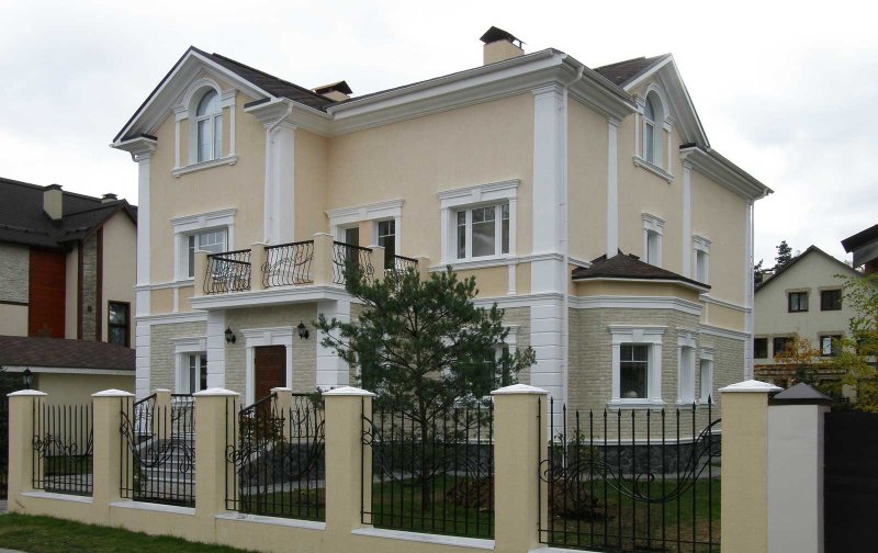 Дом белая штукатурка