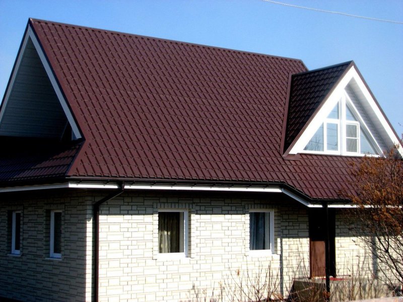 Дом с крышей из профнастила