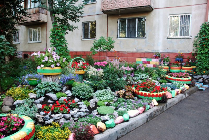 Цветник у подъезда