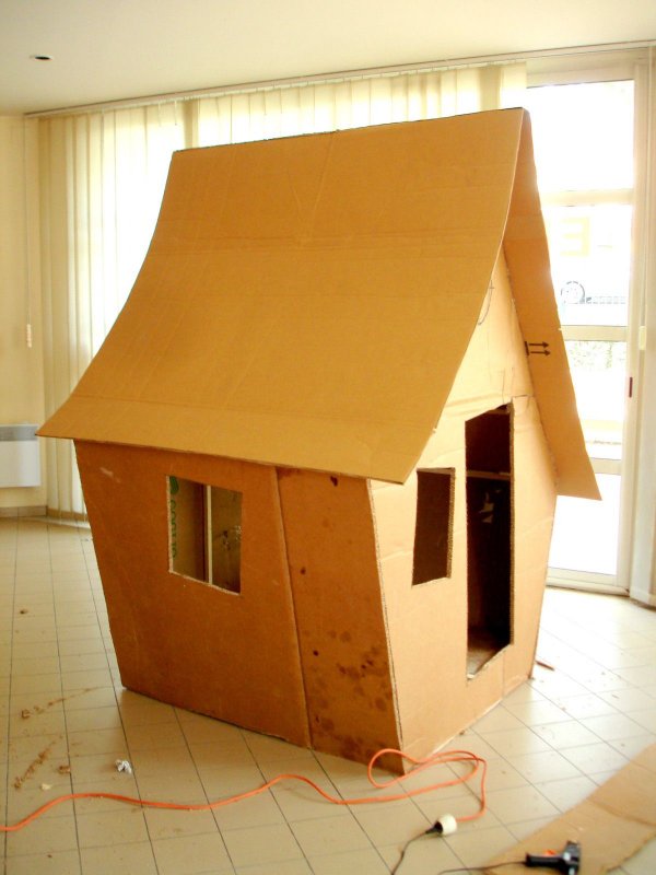 Домик из картонной коробки