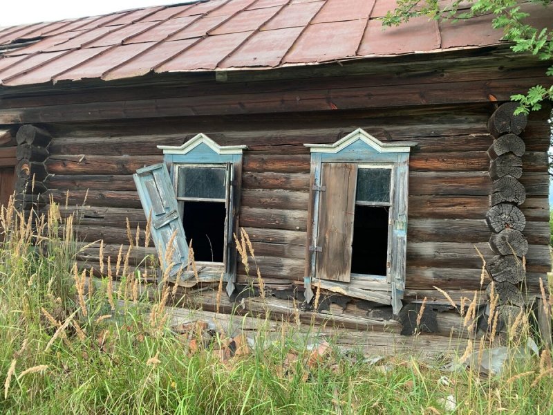 Заброшенный деревенский дом внутри