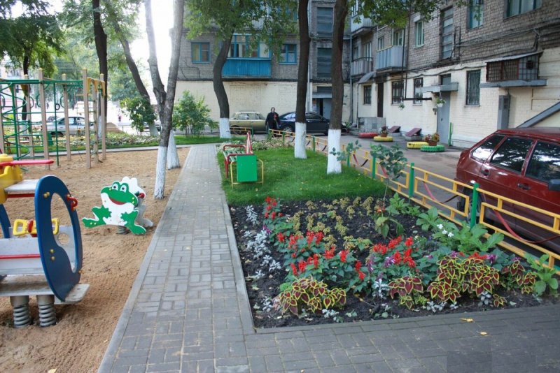 Красивый двор многоэтажки