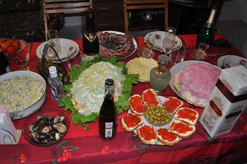Накрытый стол с выпивкой
