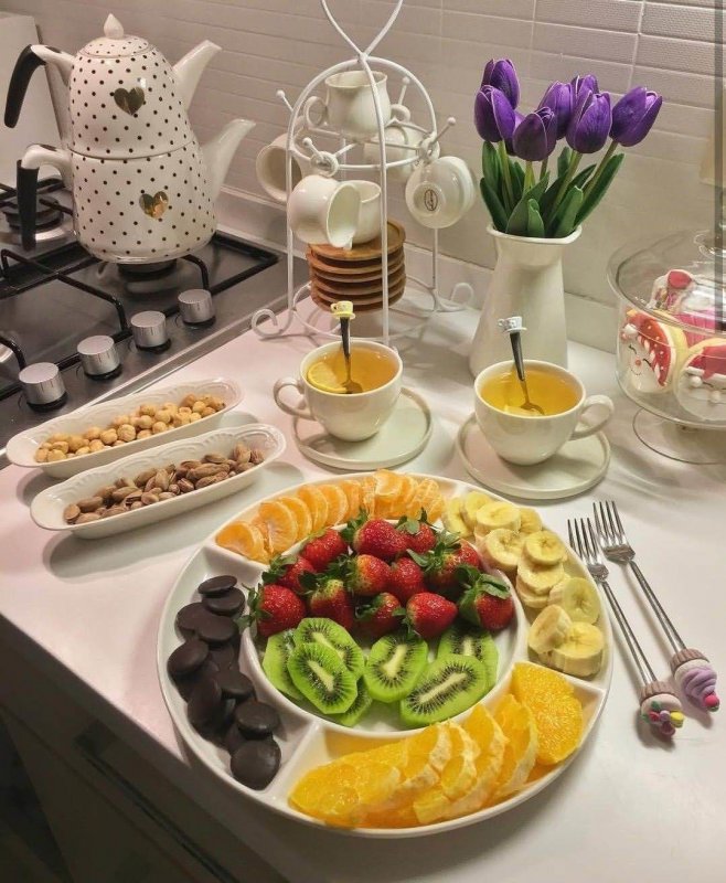 Сервировка стола с блюдами
