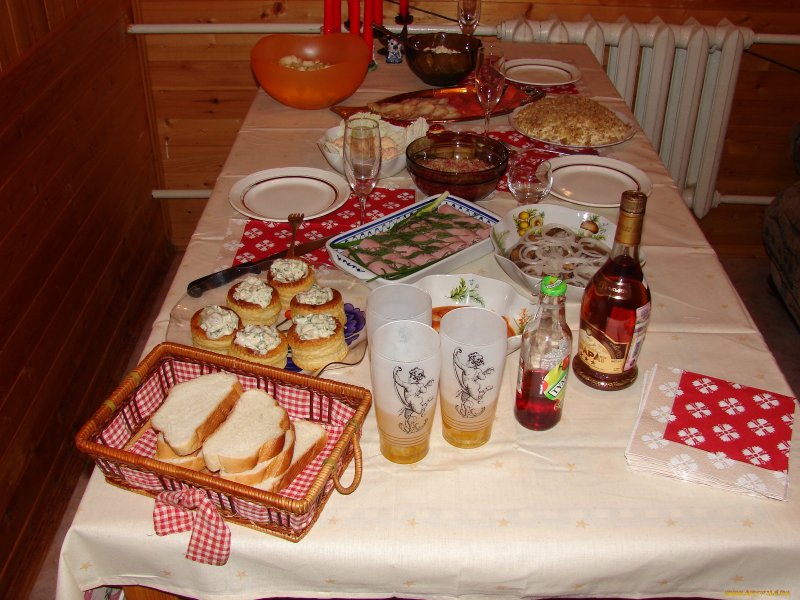 Накрытый стол с домашней едой