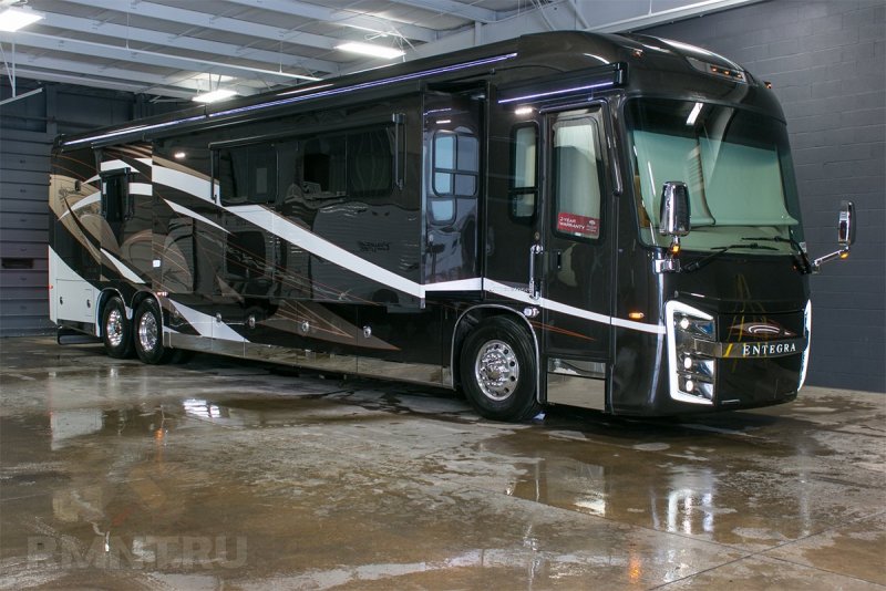 Entegra coach Cornerstone 45 DLQ
