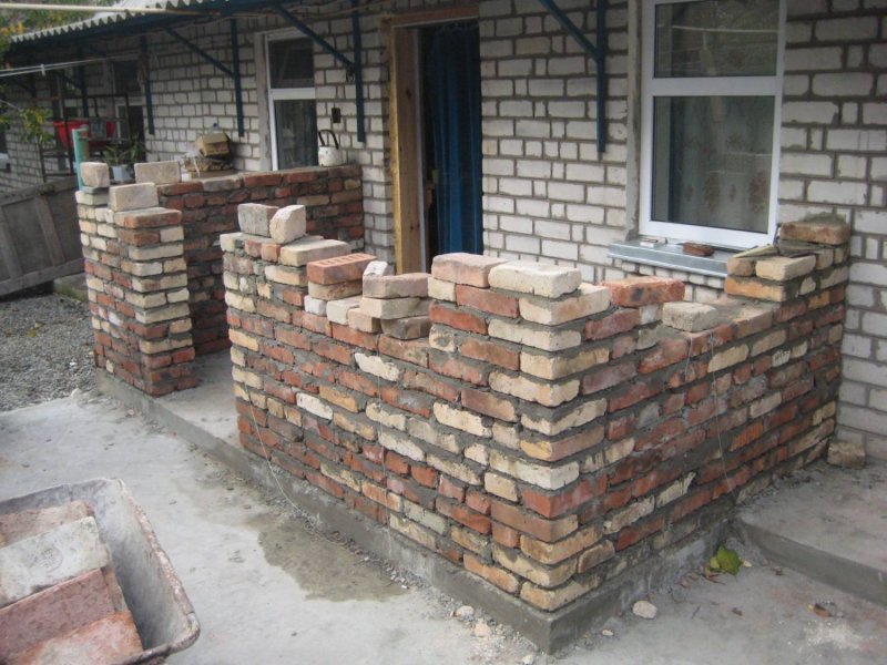 Красный состаренный кирпич дом