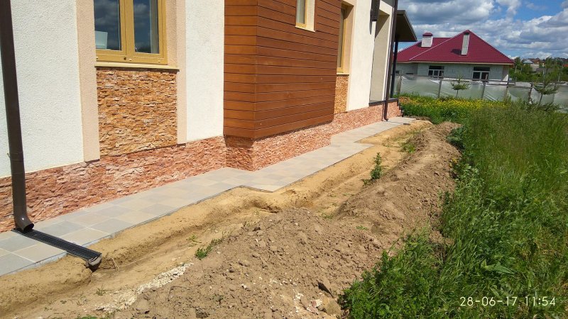 Отделка цоколя и отмостки керамогранитом