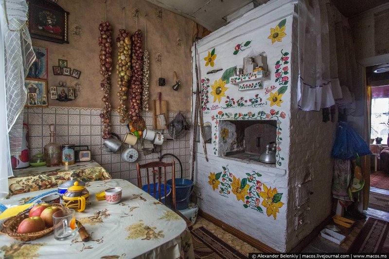 Кухня в деревне с печкой