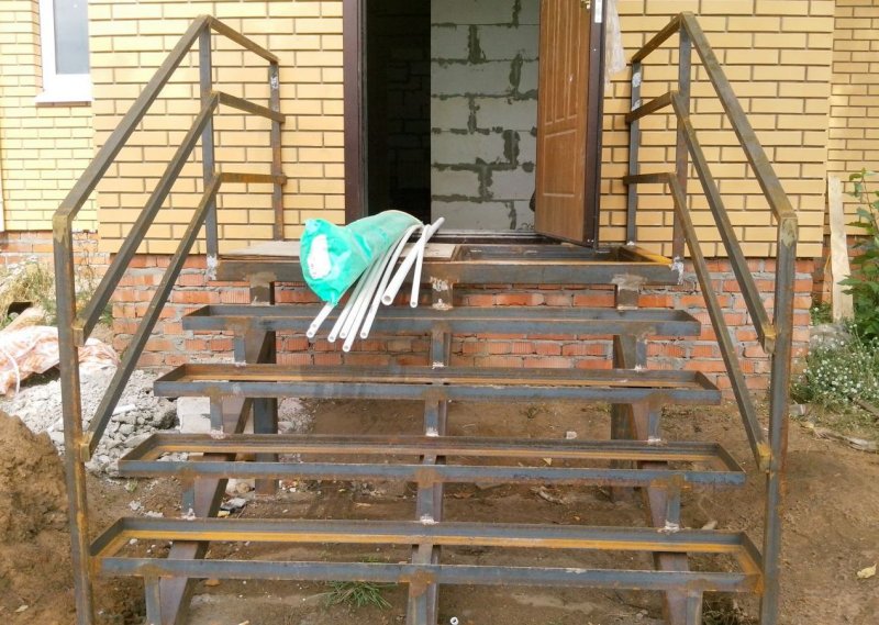 Металлическая лестница на крыльцо