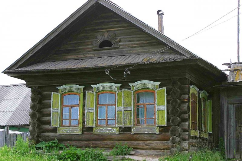 Старый деревянный деревенский дом