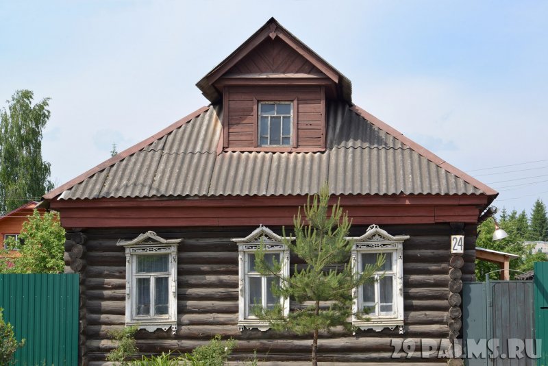 Деревенский дом с шифером из бревен