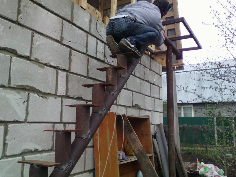 Сборка лестницы для кровли