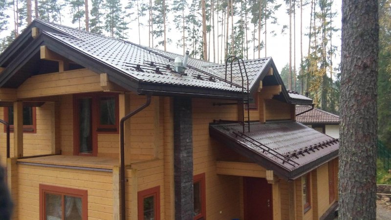 Фасадная лестница на крышу