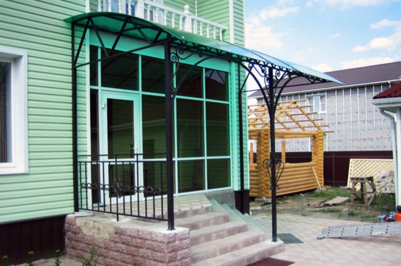 Крыльцо с кованными элементами