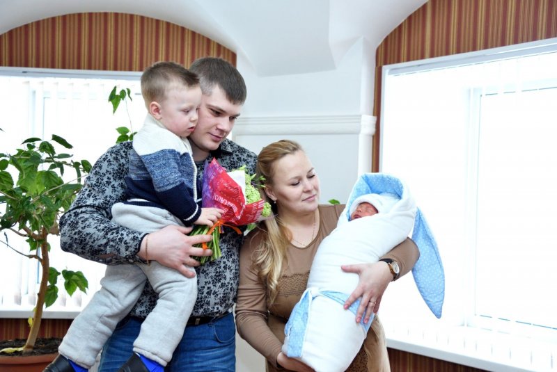 Выписка из роддома весной