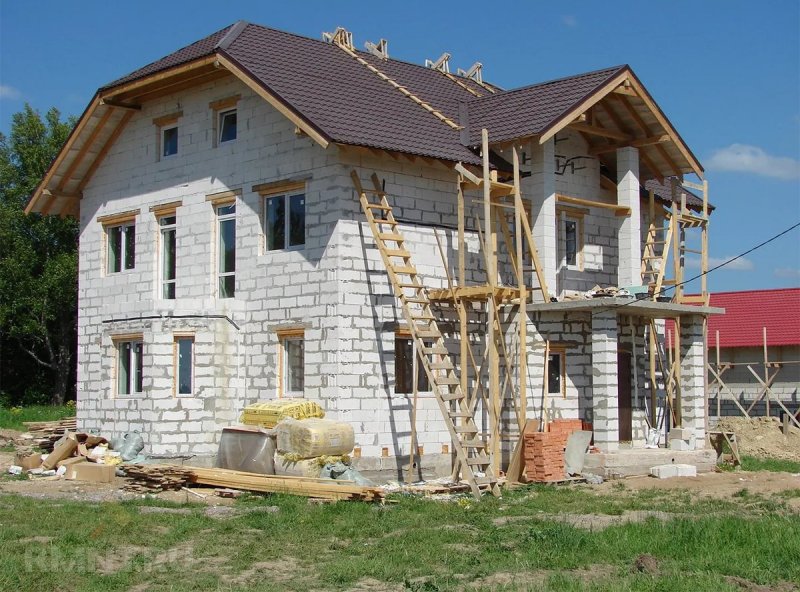Дом из газобетона стройка