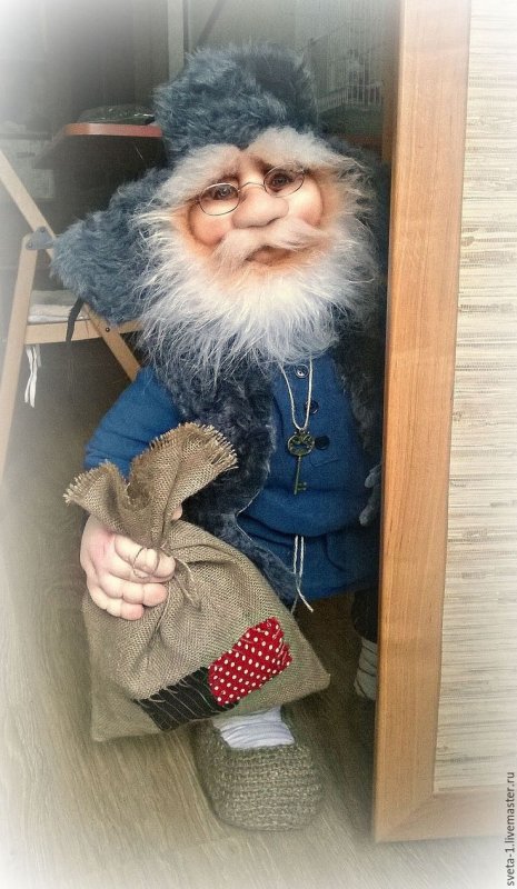 Мальчик пугает девочку