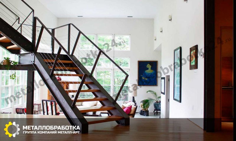 Металлическая лестница в доме