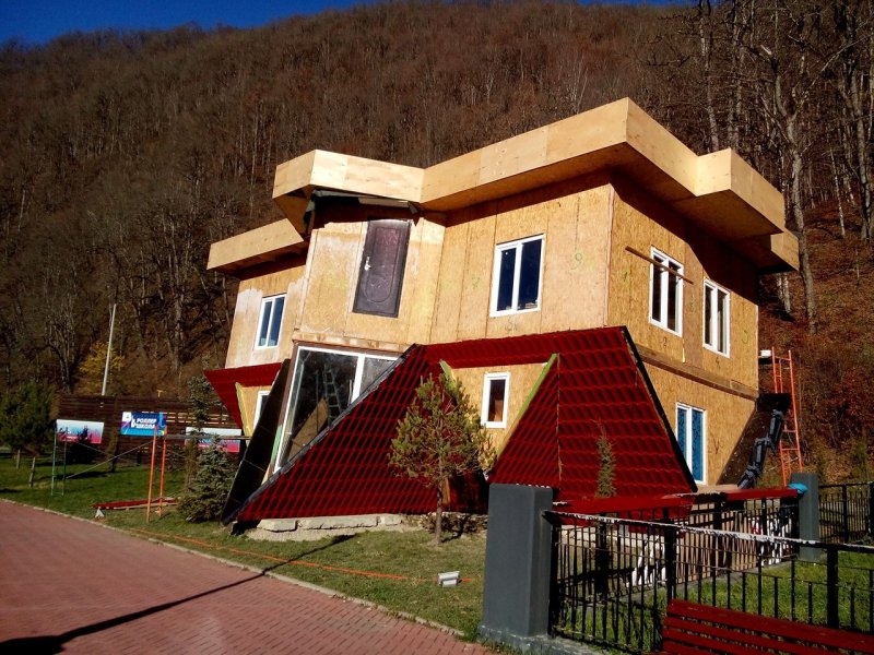 Дом вверх дном в Крыму Ялта