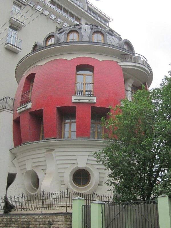 Розовое здание в Москве