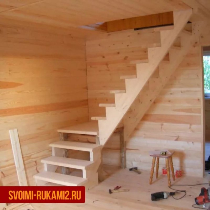 Простая лестница из дерева