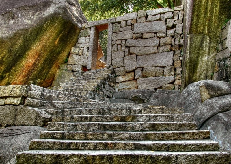 Старинная каменная лестница