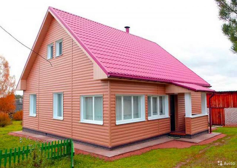 Дом из бруса с красной крышей