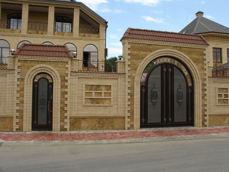 Фасады частных домов с арками