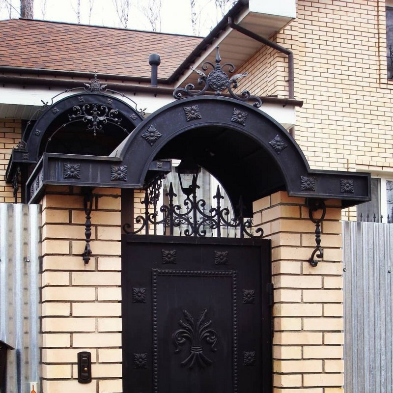 Кованые навесы над воротами