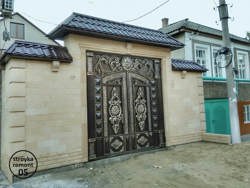 Бетонные арки над воротами