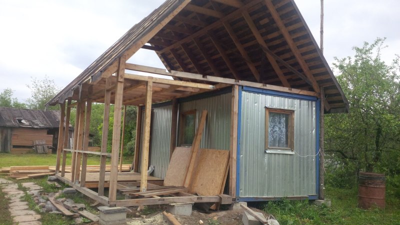 Пристройка к вагончику на даче