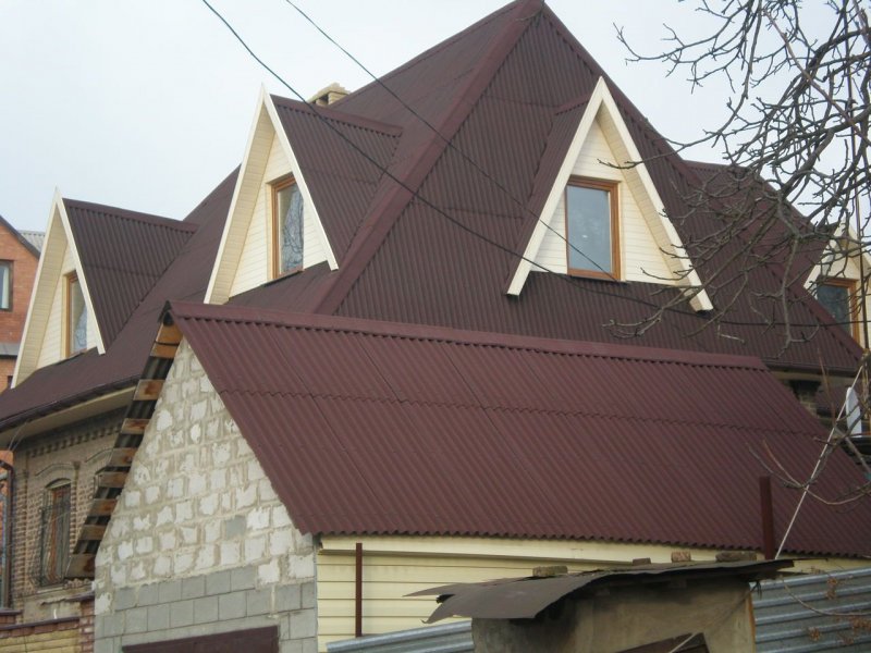 Дом с крышей из ондулина