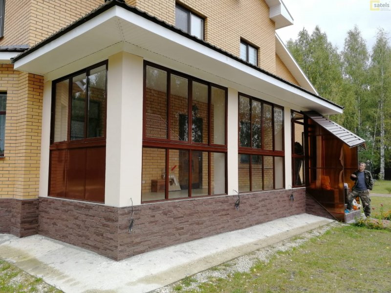 Застекленная веранда в кирпичном доме