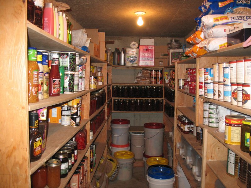 Кладовая продуктов в подвале