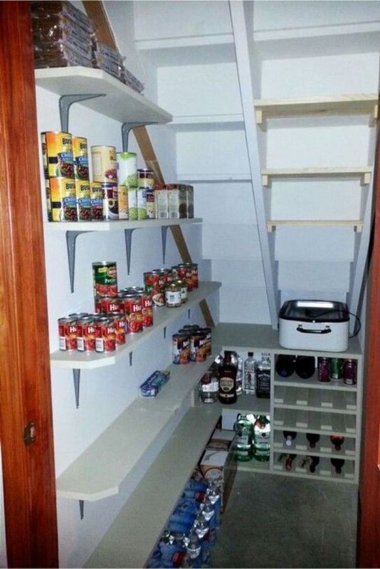 Подсобное помещение под лестницей