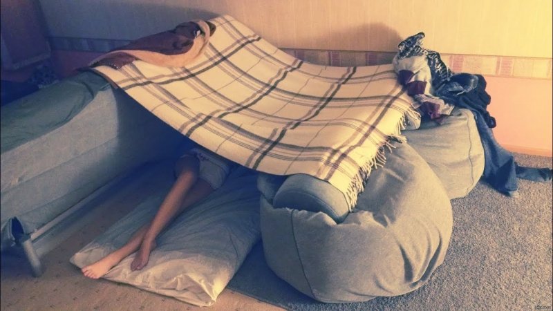 Шалаш на кровати из подушек и одеял