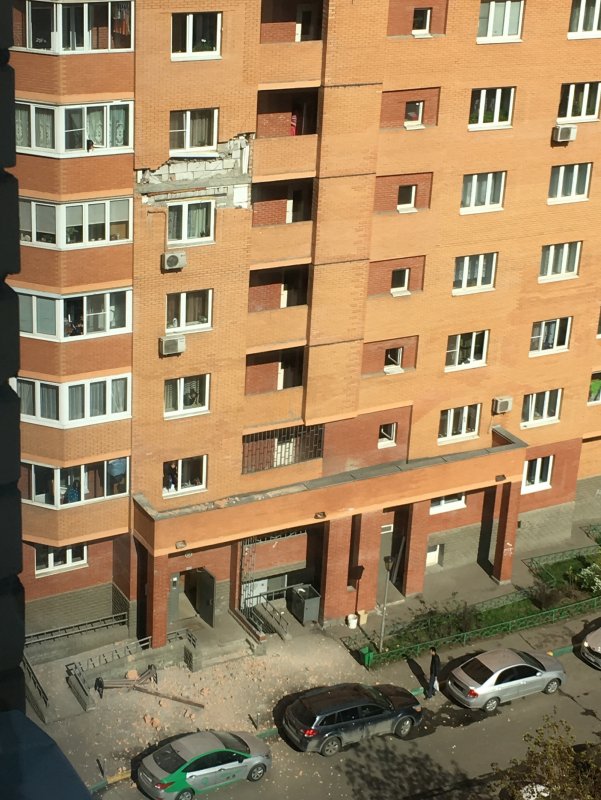 Обвалился фасад